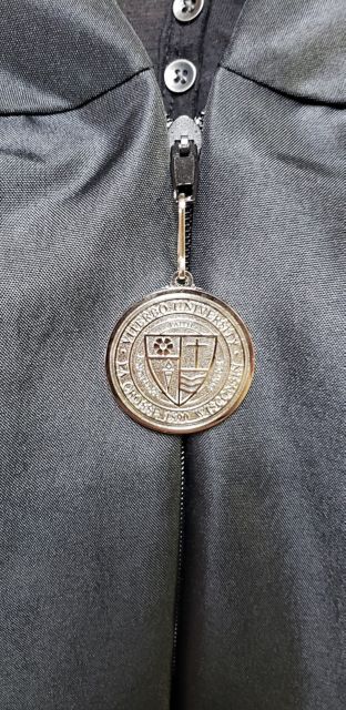 VU Seal Zipper Pull